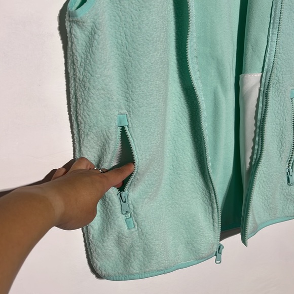 Vineyard Vines Girl's Teal White Sherpa Full Zip Vest Size XL - Picture 5 of 9
